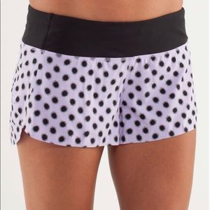 LULULEMON SPEED SHORT *NAKED SEAM Size 4/HIGH NOON LILAC/BLACK